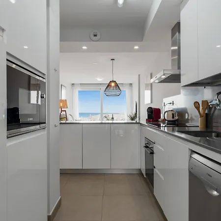 Vivi Homes - Sultana Gym, Pool, Terrace & Sea View Apartment *