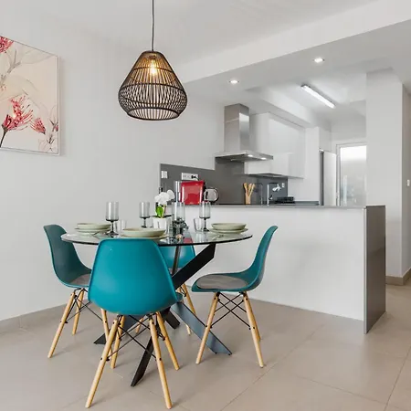 Vivi Homes - Sultana Gym, Pool, Terrace & Sea View Apartment