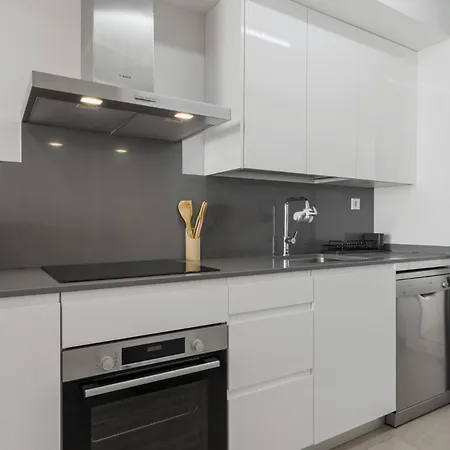 Vivi Homes - Sultana Gym, Pool, Terrace & Sea View Apartment *